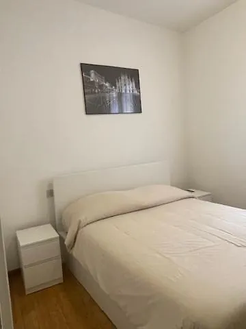 Two-Room Apartment San Babila 米兰